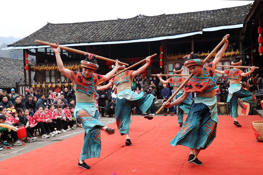黔江區小南海鎮橋梁村古楓寨舉辦村晚。楊敏攝