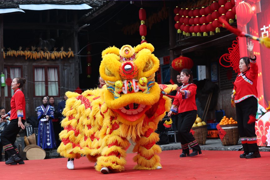 黔江區小南海鎮橋梁村古楓寨舉辦村晚。楊敏攝