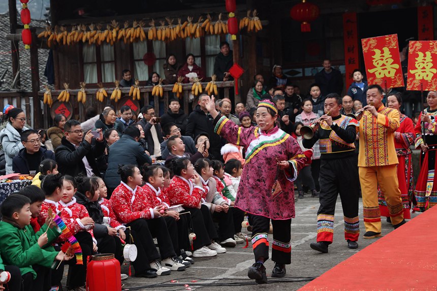 黔江區小南海鎮橋梁村古楓寨舉辦村晚。楊敏攝
