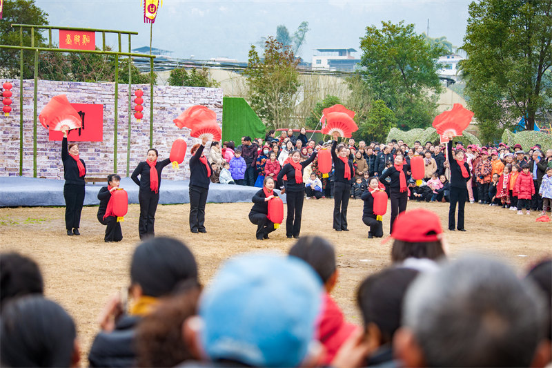 文藝演出帶來了濃濃的“年味”。侯本艷攝