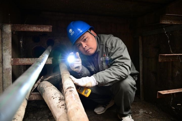 黃帆在南濱路10千伏光長一回電纜井開展檢測。龔超攝