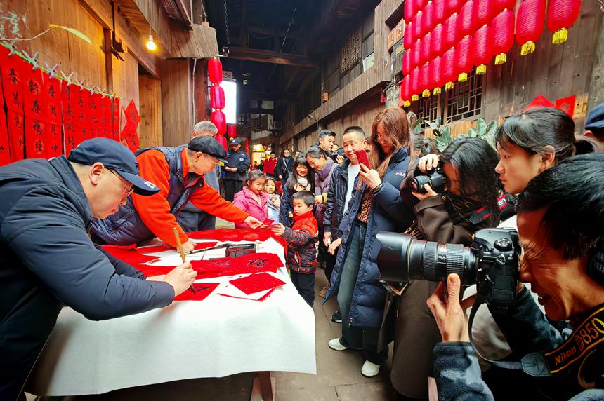 書法愛好者揮毫潑墨。蘇展攝