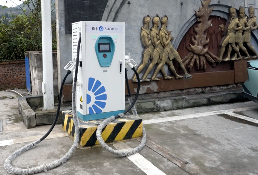 石柱停車區的“快卜”充電樁顯示故障。吳汪洋攝