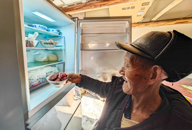 新居院壩里，村干部和村民程地同拉家常。人民網 陳琦攝