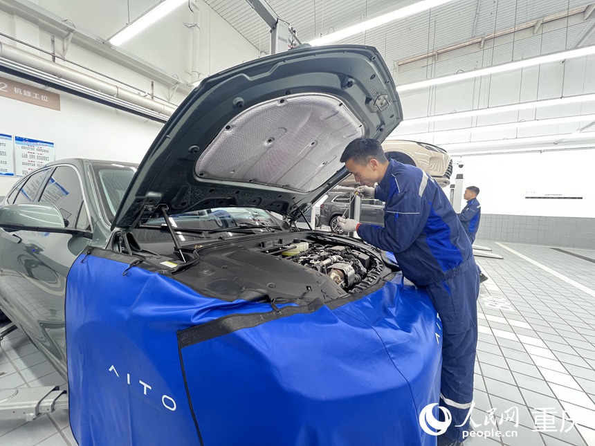 張甲震在為新能源汽車做保養。人民網記者 胡虹攝