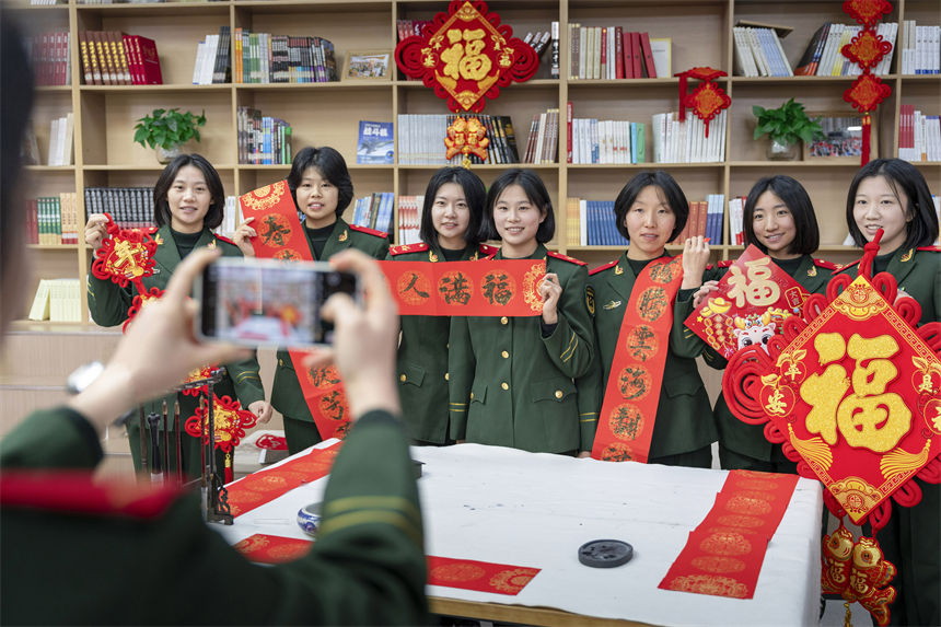 官兵們拍照留念，記錄美好瞬間。王肸攝