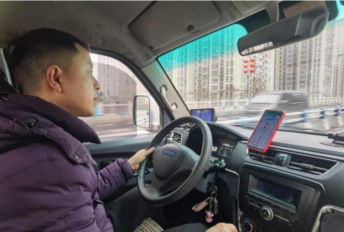 劉為為在運輸貨物。楊冰清攝