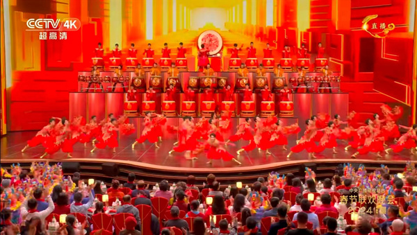 重慶大學原創舞蹈《手龍人》團隊亮相央視龍年春晚開場舞《鼓舞龍騰》。重慶大學供圖