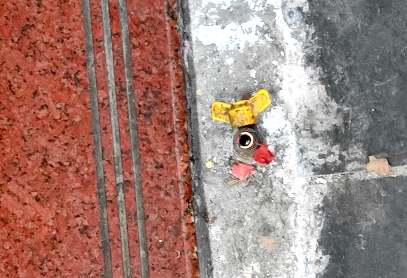 餐飲店天然氣接口未封閉，存安全隱患。網友供圖