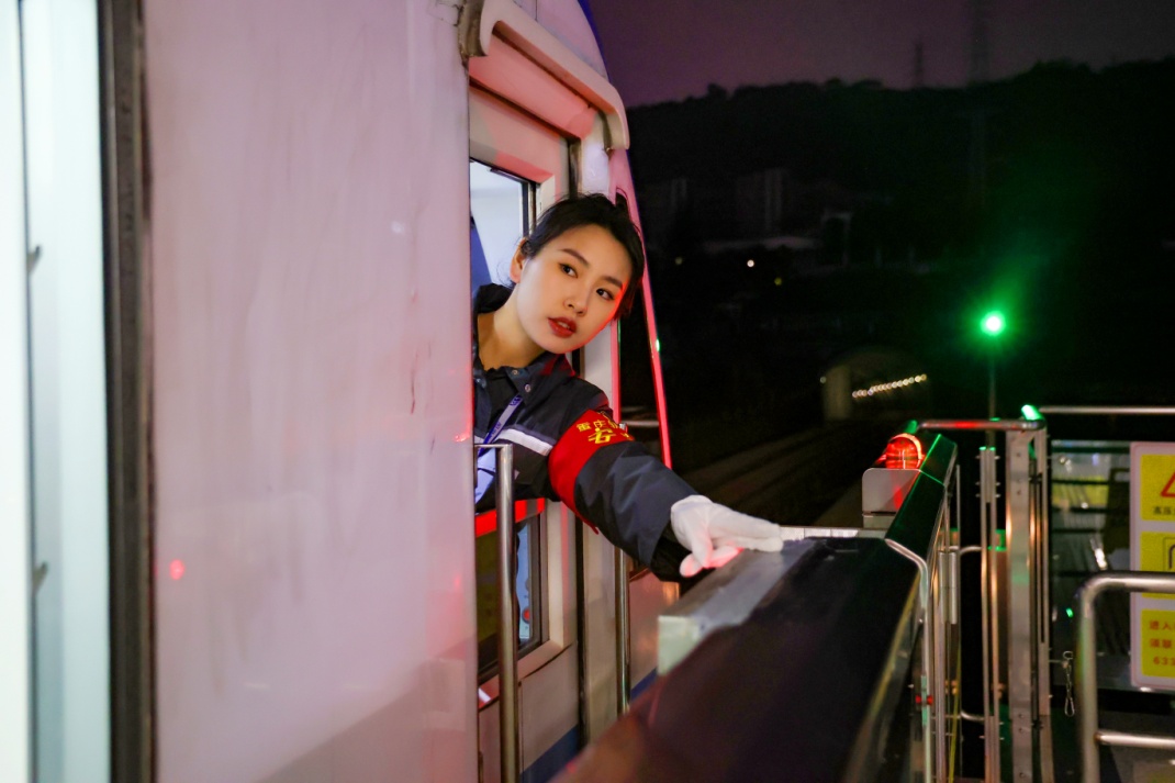 張鑫執行列車行車任務。重慶軌道集團供圖