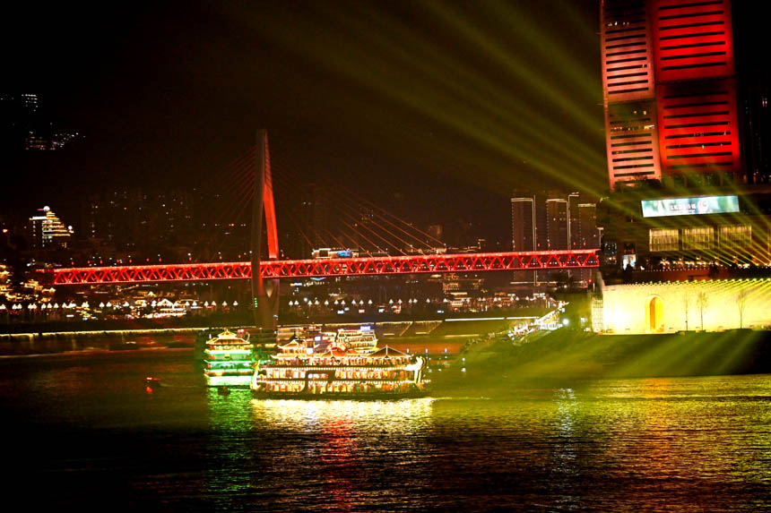 2月9日除夕夜，南岸區南濱路，燈光秀與重慶夜景交相輝映。郭旭攝
