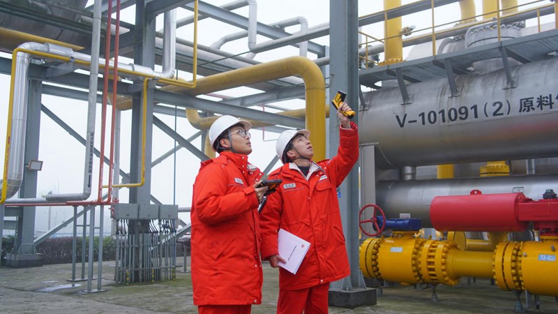 蔣春?。ㄓ遥┦褂眉t外線測溫槍測試管道溫度。龐源山攝