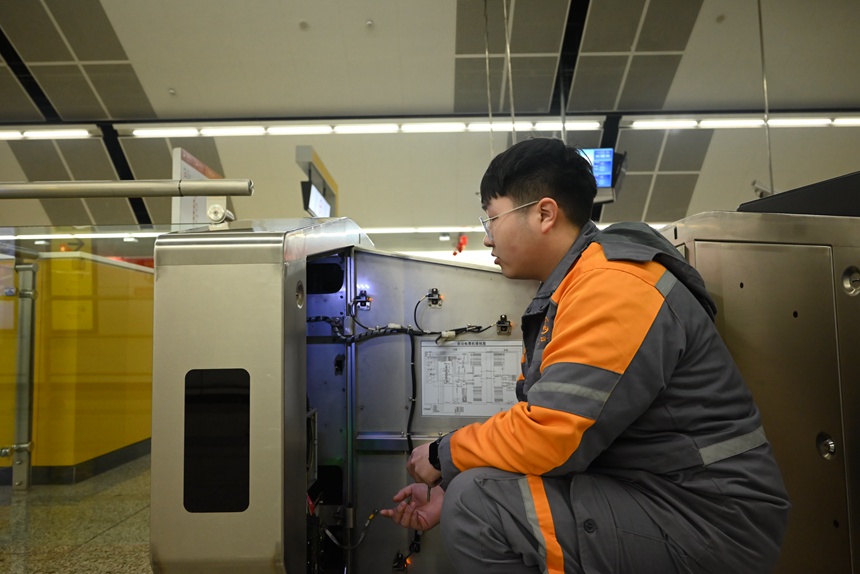 江楠正對閘機進行檢查。張旭攝