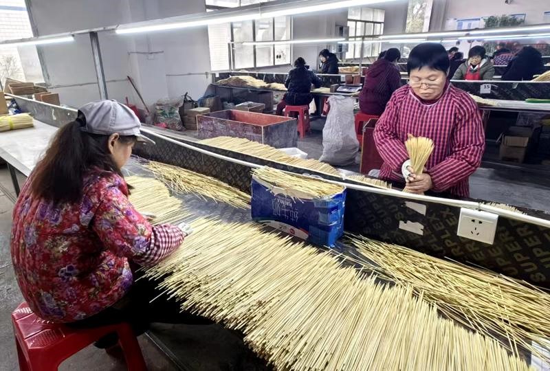 工人將竹簽分扎成捆。黃亞輝攝