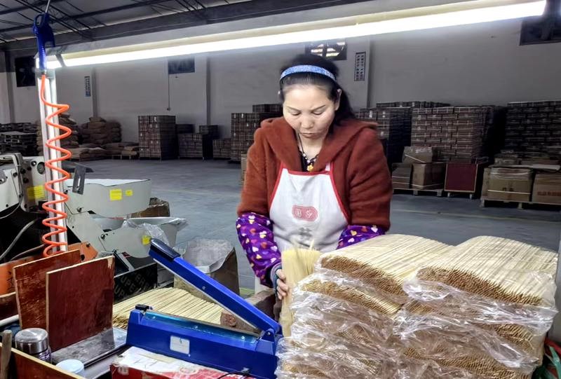 工人進行竹簽包裝。黃亞輝攝