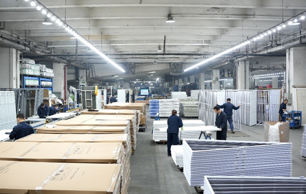 美心集團正在裝配發往國外的出口門。企業供圖