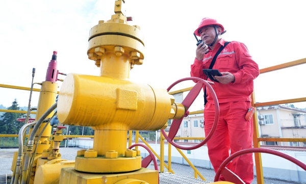 涪陵頁巖氣田采氣員工巡查氣井生產情況。涪陵頁巖氣公司供圖