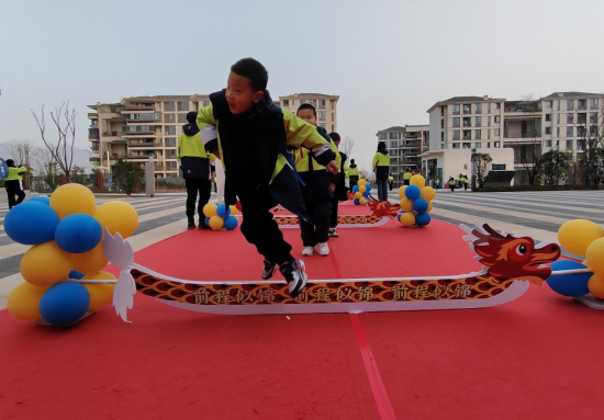 圖為小學生“跨龍門”開啟別樣的校園生活。重慶市北碚區兩江春暉小學 供圖