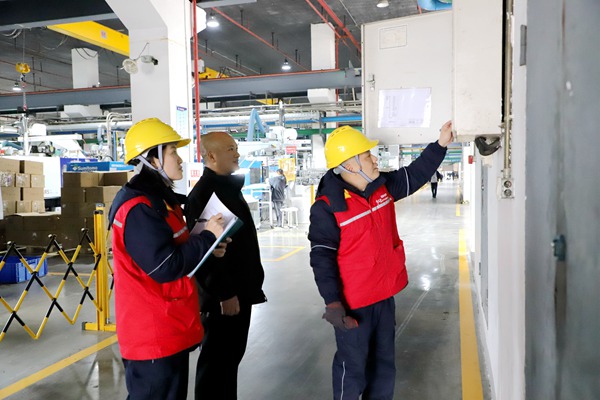電力員工進企業對用電設備進行安全檢查。國網重慶永川供電公司