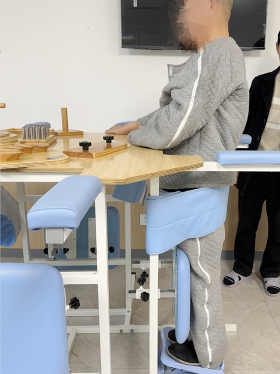 借助助力器站立行走。重慶西區醫院供圖