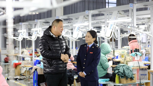 秀山縣稅務人員走訪重慶賽加服飾有限公司，了解企業經營情況，宣傳輔導稅費政策。賴亭穎攝