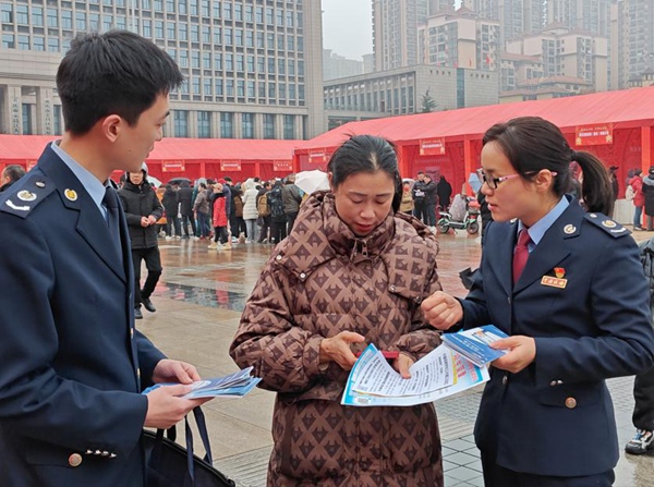 榮昌稅務人員走進招聘會現場，開展稅費政策宣傳。左羅攝