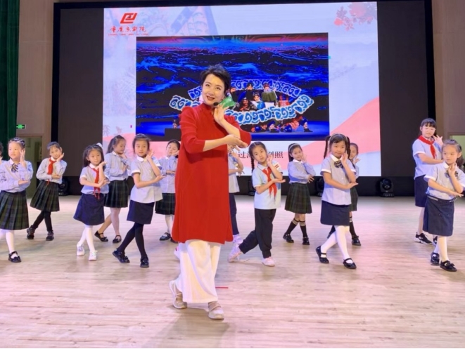 周利引導孩子們感受京劇的魅力。受訪者供圖