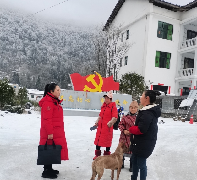 冉慧走訪群眾收集意見建議。受訪者供圖