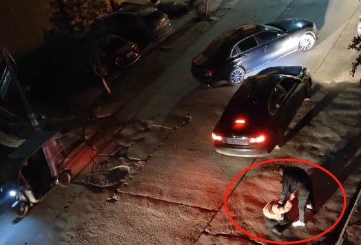 嫌疑人街頭行兇。重慶兩江新區公安分局供圖