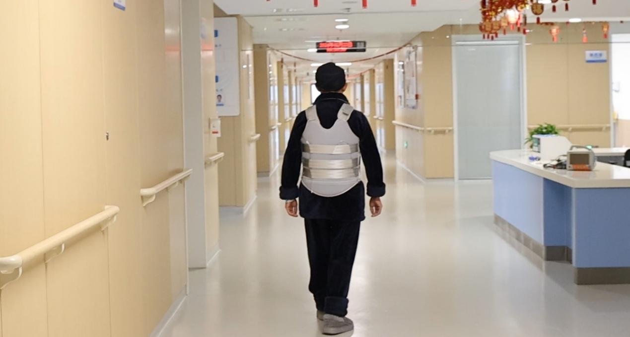 術后的吳爺爺在病區散步。重慶西區醫院供圖