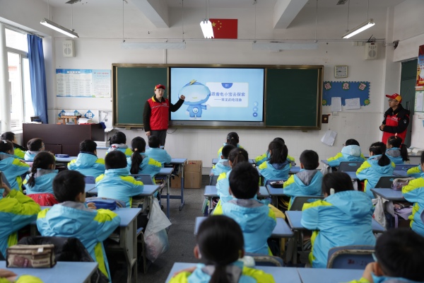 國網重慶北碚供電公司國網紅巖青年志愿者在北碚區雙鳳橋小學“電力愛心教室”講解電力知識。張強攝