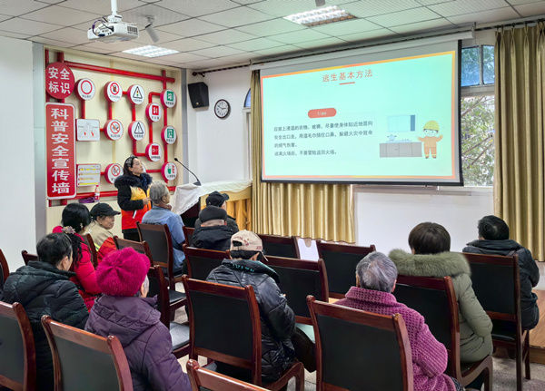 居家防火安全宣講現場。中建三局供圖