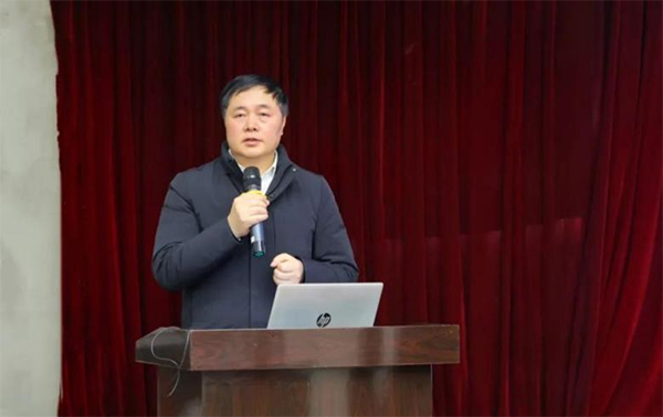 李大興作動員講話。重慶市九龍坡區第二人民醫院供圖