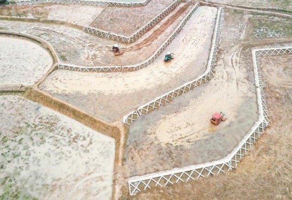 農機手在前鋒區觀塘鎮仁和村犁田備耕。前鋒區融媒體中心供圖