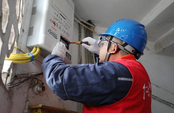 國網重慶市南供電公司員工為客戶新裝三相電表。諶雅夢攝