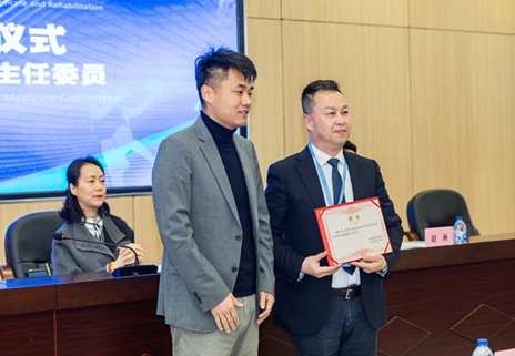 為劉筑頒發聘書。重慶道格骨科醫院供圖