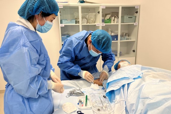 手臂輸液港植入。重慶松山醫院供圖