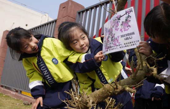 圖為植樹現場滿臉興奮的學生。秦廷富 攝