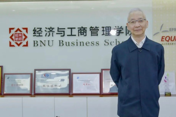 賀力平。潘珍凈攝