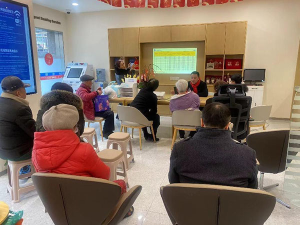 為社區老年客戶普及金融知識。民生銀行重慶分行供圖