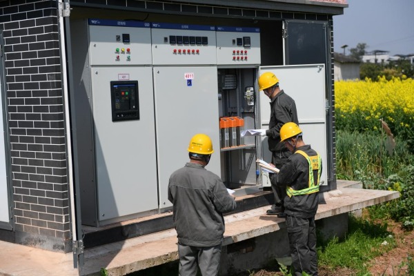 3月11日，國網潼南供電公司員工在陳摶故里景區進行變壓器驗收檢查。李旭攝