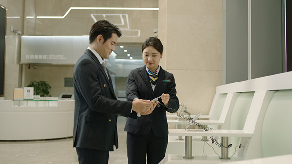 工作人員指導小微企業主辦理業務。郵儲銀行重慶分行供圖