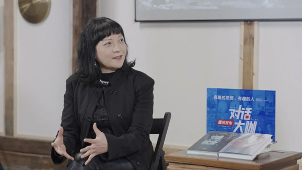 虹影作客重慶發布《對話大咖》。余潔攝