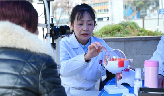 社區科普及體檢現場。重慶南坪愛爾眼科醫院供圖