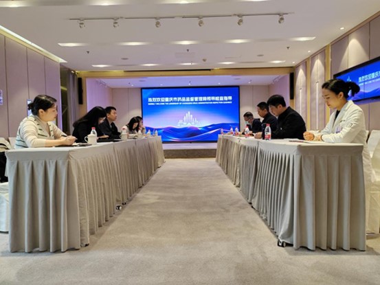 重慶市藥監局現場監督檢查。重慶華美整形外科醫院供圖