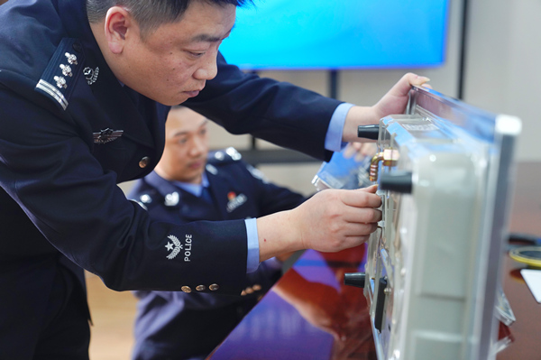 警方查獲的假冒偽劣燃氣灶具。重慶市公安局供圖