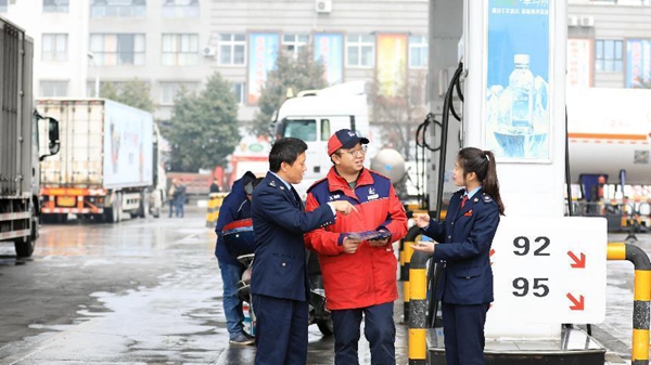 秀山縣稅務人員來到建材市場、加油站等，宣傳發票維權、稅法知識等內容。賴亭穎攝