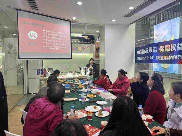 走進企業普及金融知識。浦發銀行重慶分行供圖