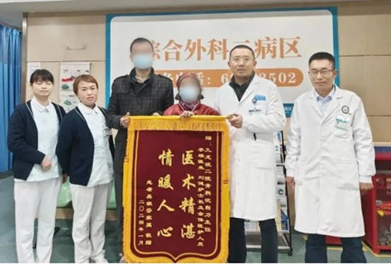 吳奶奶向九龍坡區二院外二科團隊表示感謝。重慶西區醫院供圖