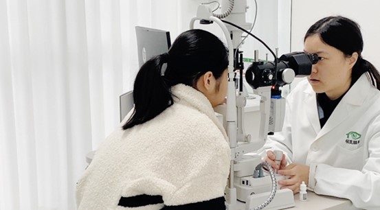 患者就診畫面。重慶何氏眼科醫院供圖